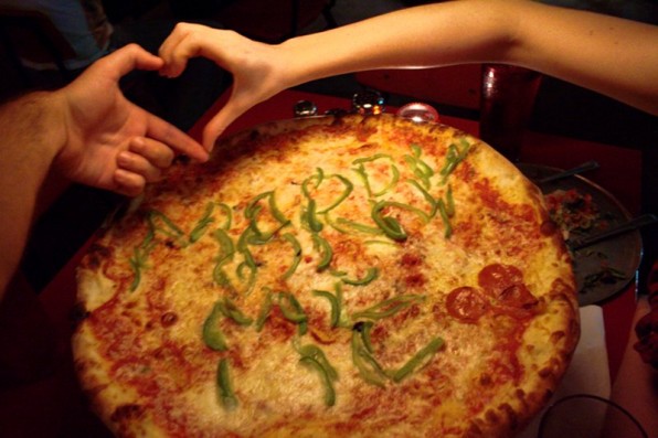 proposta matrimoni sulla pizza